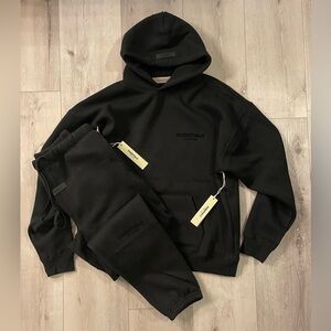 NEW🔥 Full Sweatsuit - Fear of God Essentials -
STRETCH LIMO BLACK -(Size L)- FOG